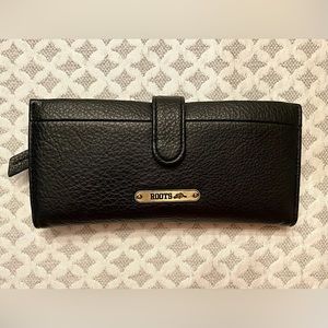 Black leather Roots wallet